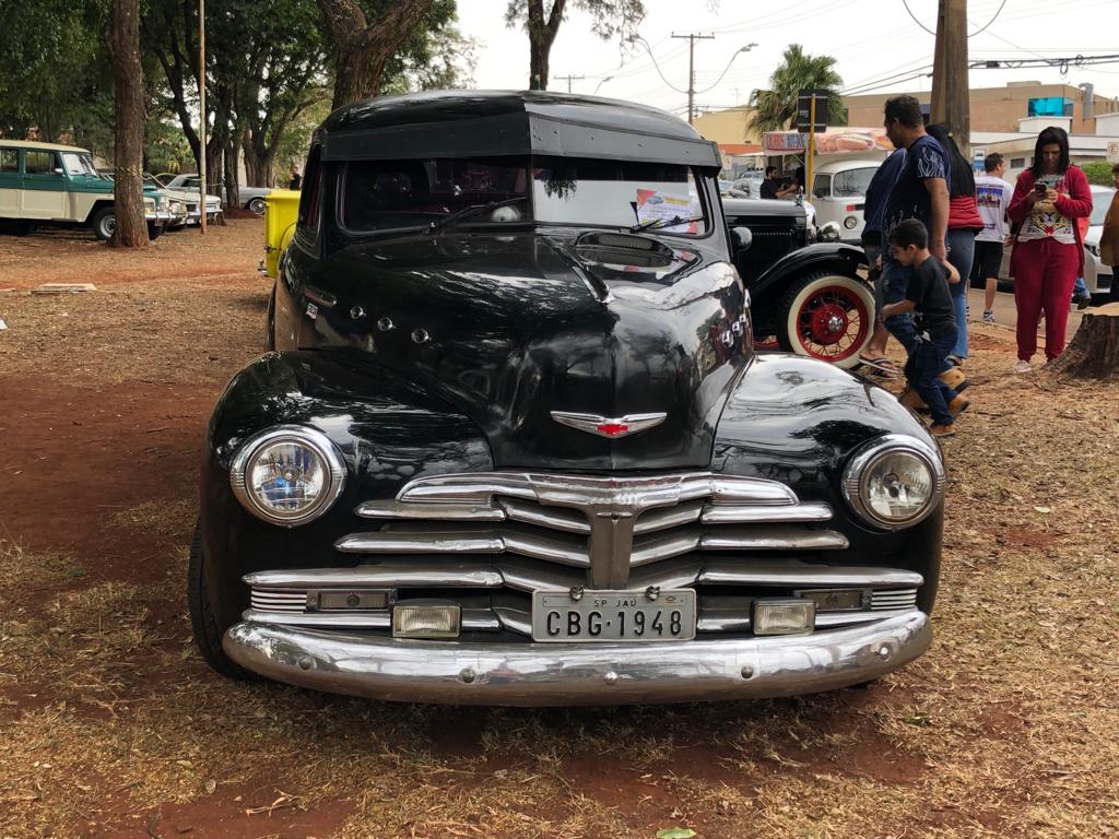 CARROS ANTIGOS SÃO EXPOSTOS À APRECIAÇÃO PÚBLICA