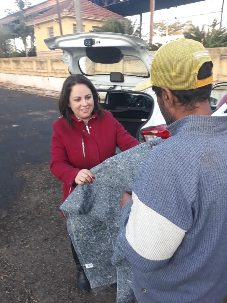 PREFEITURA ENTREGA COBERTORES ÀQUELES QUE MAIS PRECISAM