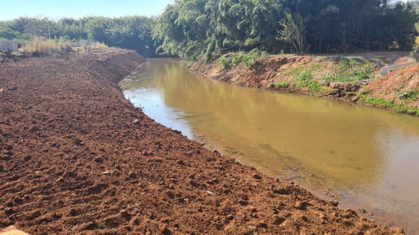 TRABALHO DE LIMPEZA DO RIO JAÚ CONTINUA