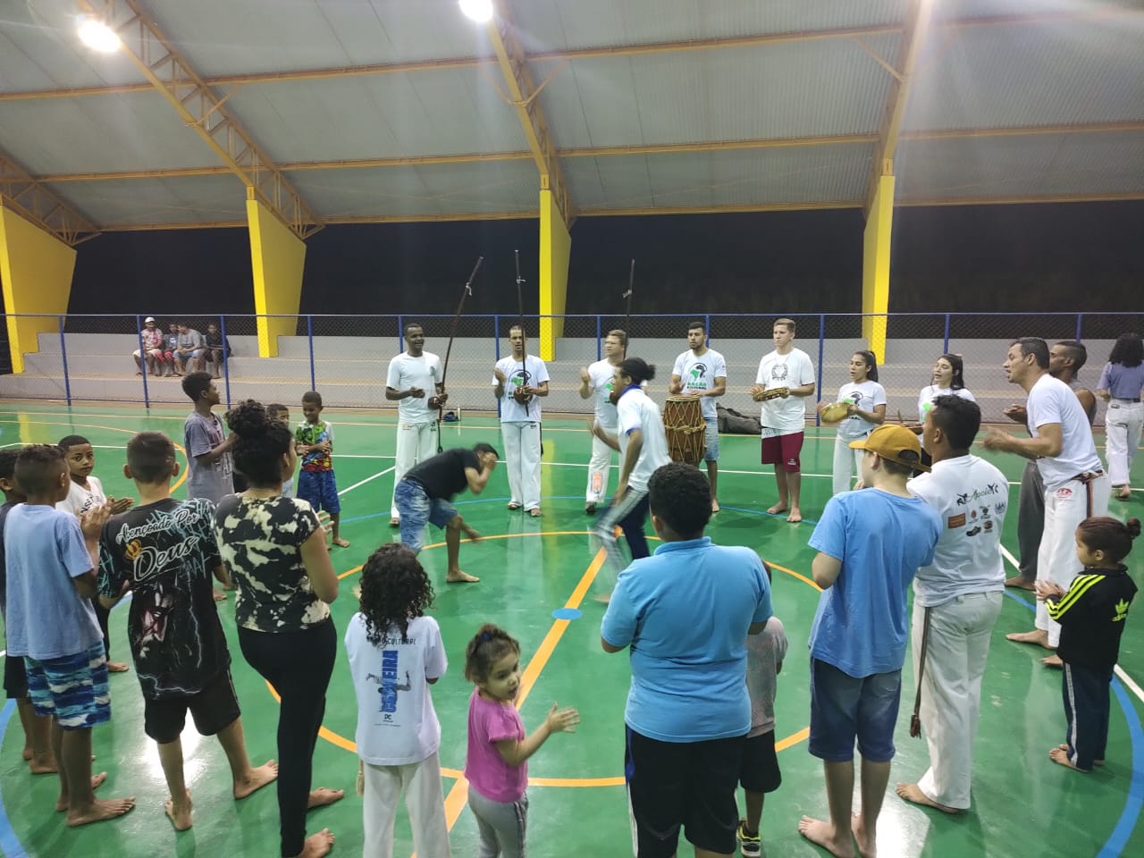AULAS DE CAPOEIRA NO GINÁSIO 