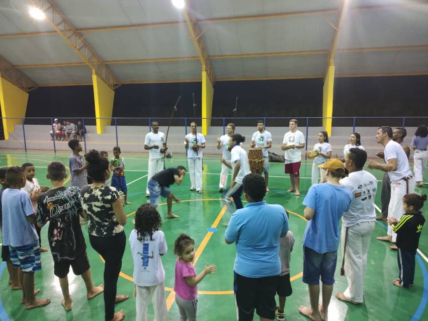 AULAS DE CAPOEIRA NO GINÁSIO