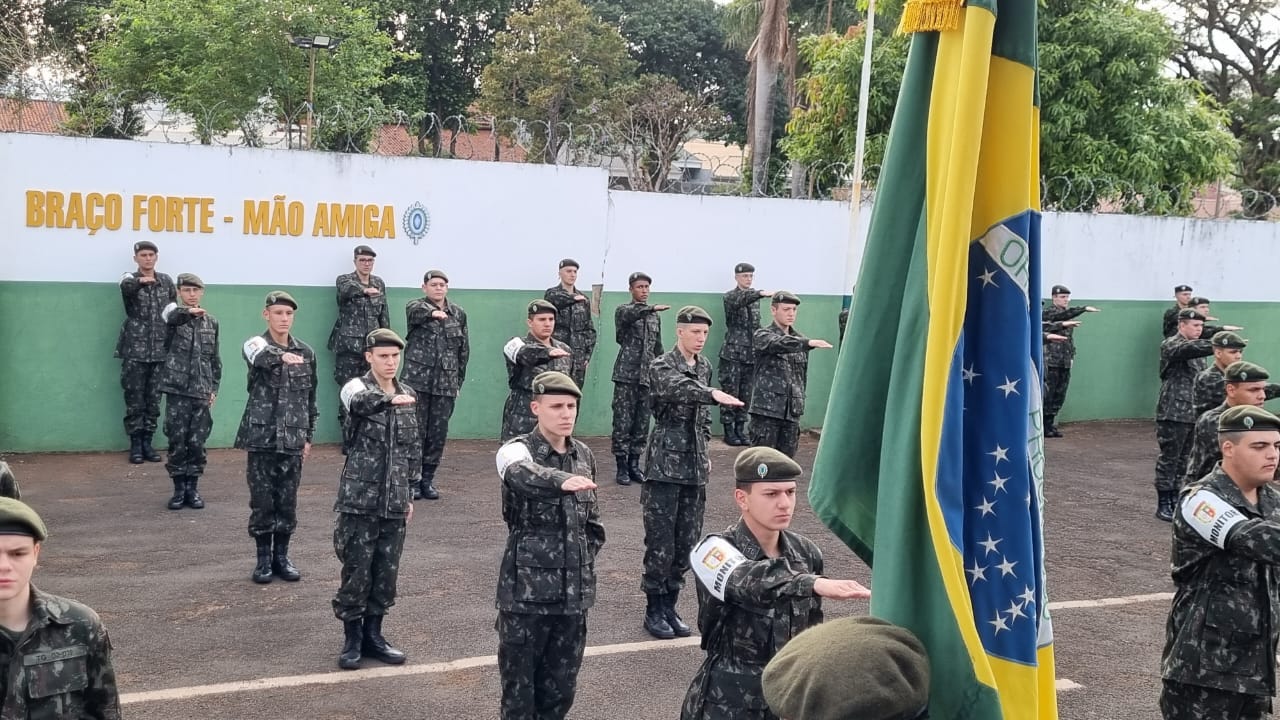 PREFEITURA PARTICIPA DO DIA DO SOLDADO NO TIRO DE GUERRA