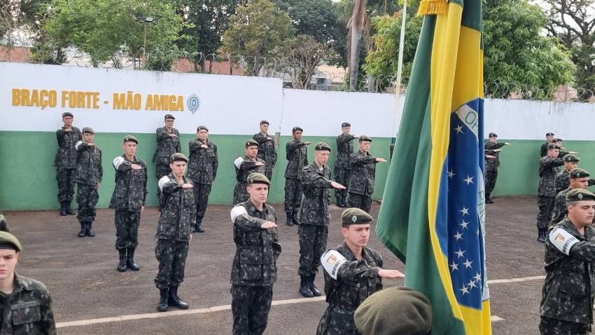 PREFEITURA PARTICIPA DO DIA DO SOLDADO NO TIRO DE GUERRA