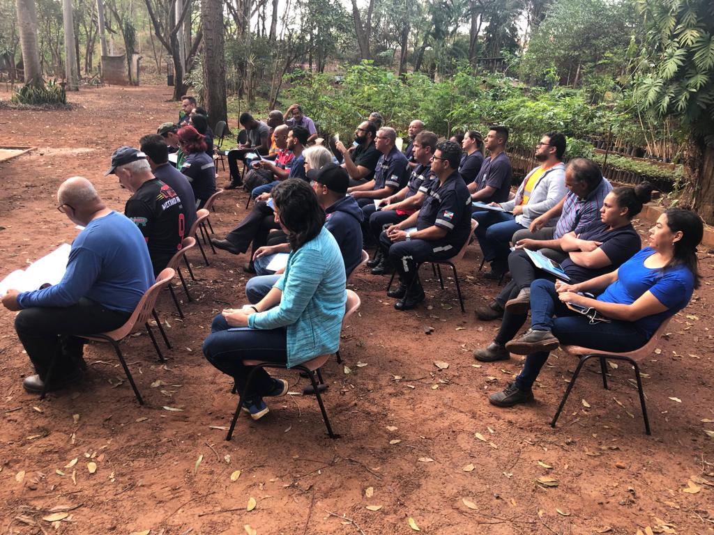 MULHERES E HOMENS FAZEM CAPACITAÇÃO PARA MANEJO DE ARBORIZAÇÃO URBANA