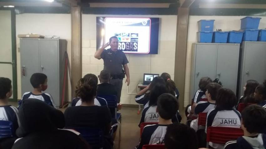 PREFEITURA E PM PROMOVEM PALESTRAS DE PREVENÇÃO ÀS DROGAS E CONTRA O BULLYING EM ESCOLAS