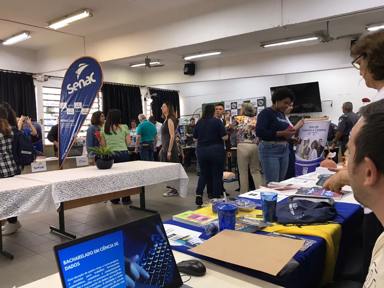 PREFEITURA PARTICIPA DE FEIRA DE PROFISSÕES E CARREIRAS