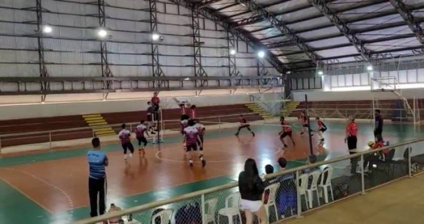 VÔLEI MASCULINO SUB-21 BATE ARTUR NOGUEIRA PELA APV