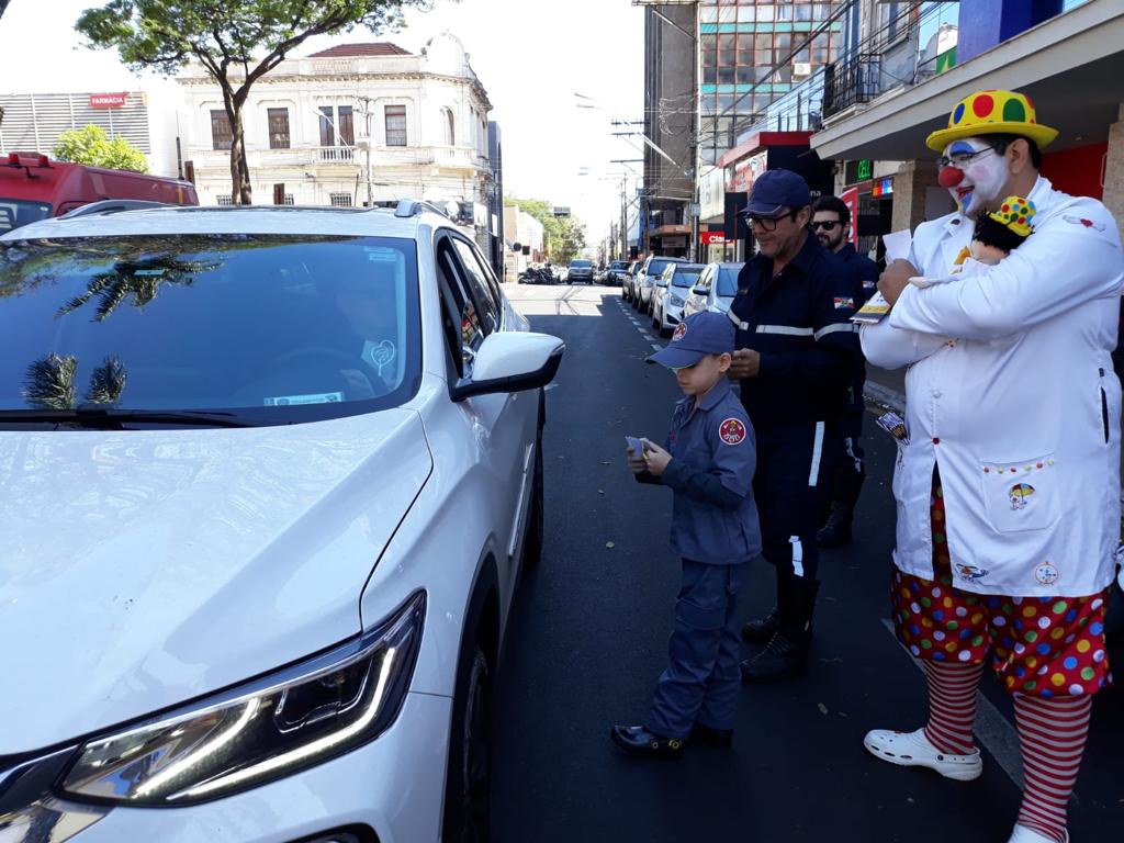 PANFLETAGEM E PASSEIO CICLÍSTICO ALERTAM PARA TRÂNSITO MAIS SEGURO