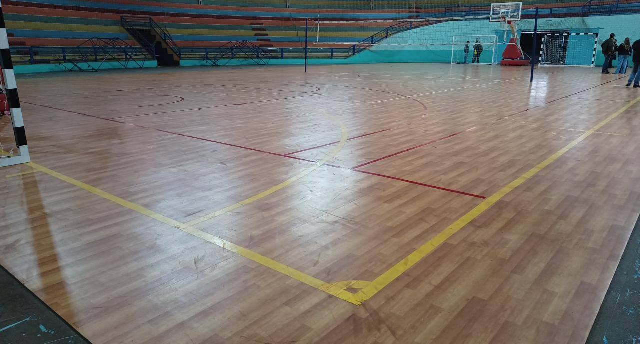 REVITALIZAÇÃO DO PISO DO GINÁSIO FLÁVIO DE MELLO É CONCLUÍDA