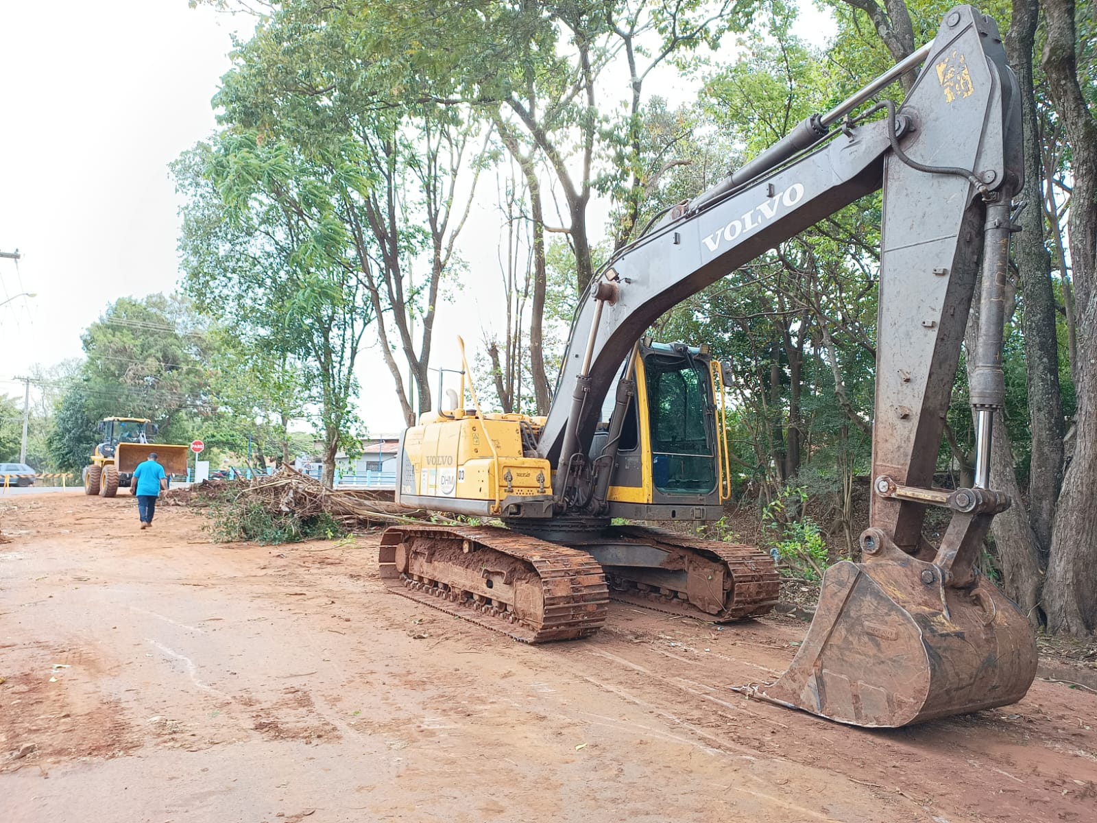 SERVIÇO DE LIMPEZA DO RIO JAÚ CONTINUA