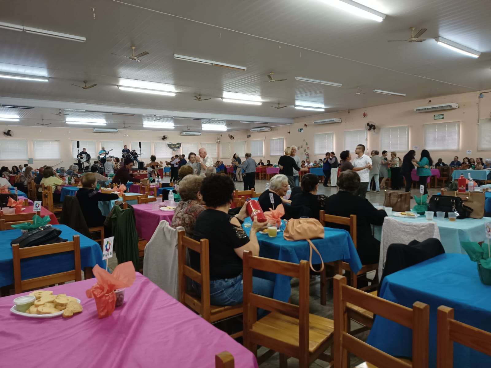 'TARDE DANÇANTE' AGITA MELHOR IDADE