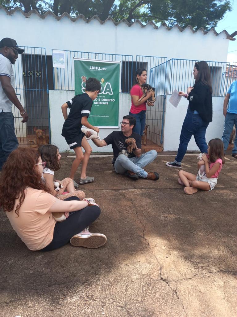 CANIL MUNICIPAL RECEBE VISITANTES PARA FEIRA DE ADOÇÃO