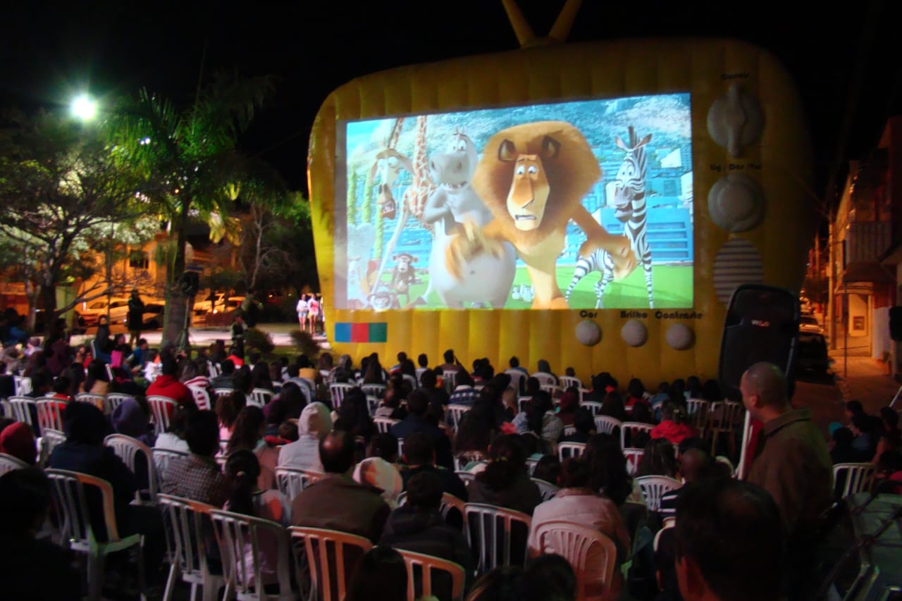 CINEMA INFLÁVEL A PARA COMEMORAR O MÊS DAS CRIANÇAS