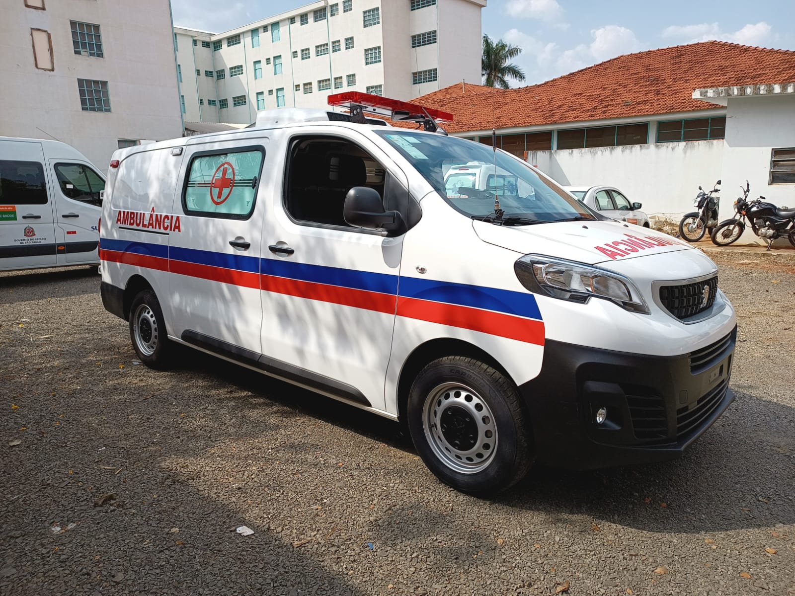 PREFEITURA RECEBE NOVA AMBULÂNCIA