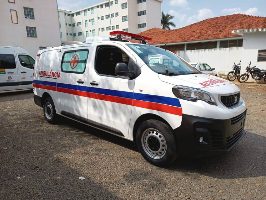 PREFEITURA RECEBE NOVA AMBULÂNCIA