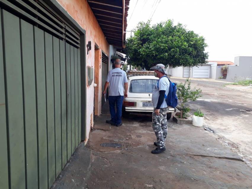 AGENTES TRABALHAM NA IDENTIFICAÇÃO DE FOCOS DO MOSQUITO DA DENGUE