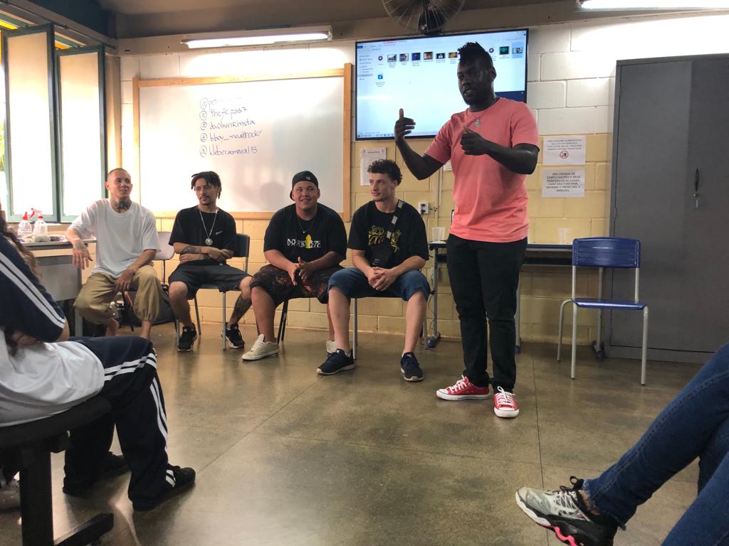 OFICINA DE RIMOTERAPIA TEM BATALHA DE RIMA E APRESENTAÇÃO DE BREAKING