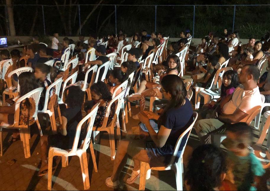 CRIANÇAS DO MARIA LUIZA IV SE DIVERTEM COM CINEMA