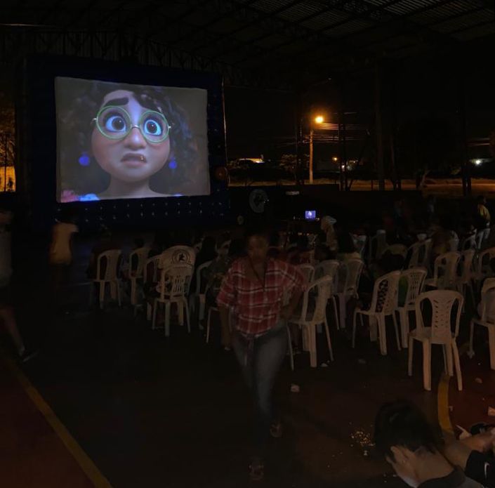 CINEMA INFLÁVEL DIVERTE CRIANÇAS NO SANI
