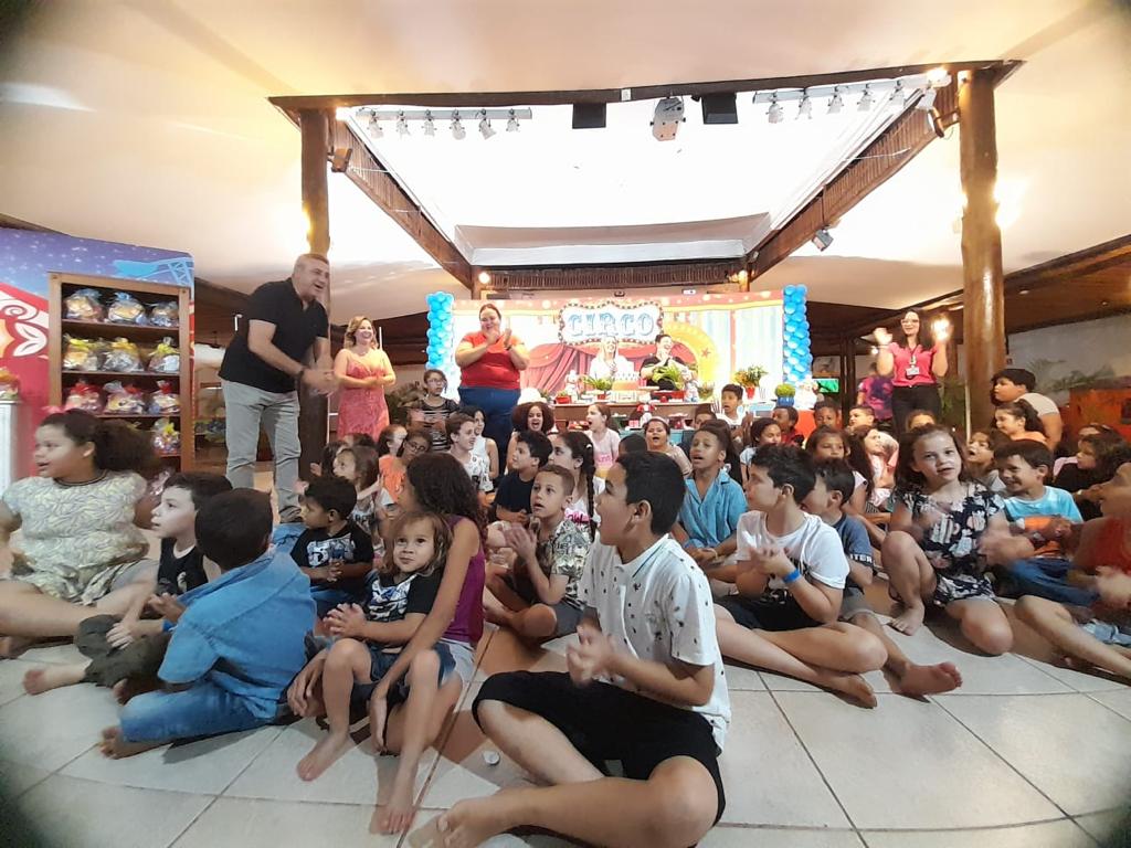 CRIANÇAS ACOMPANHADAS DE IRMÃOS PARTICIPAM DE FESTA