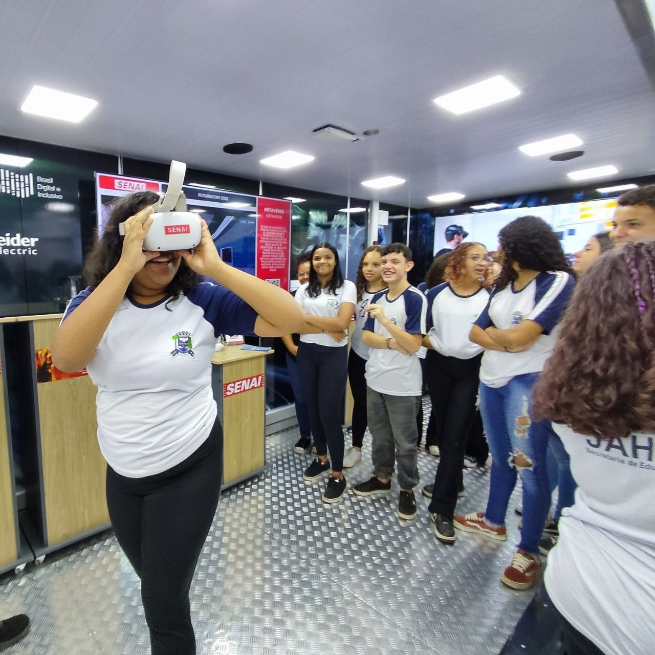 ALUNOS DA REDE MUNICIPAL VISITAM ESCOLA MÓVEL DE CONECTIVIDADE 5G DO SENAI
