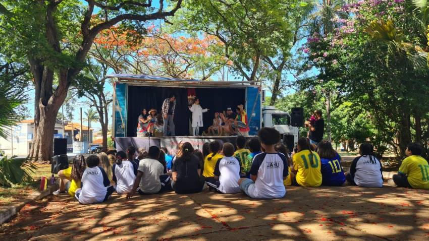 ESTUDANTES ASSISTEM PEÇA TEATRAL SOBRE MEIO AMBIENTE