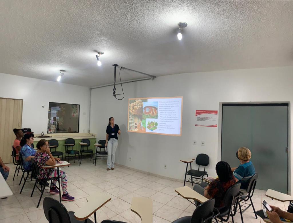 MULHERES PARTICIPAM DE CURSO DE BIOCONSTRUÇÃO