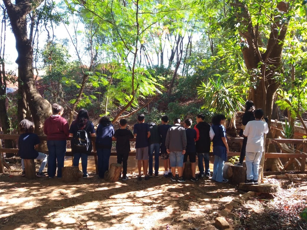 ESTUDANTES DA ESCOLA DR. LOPES RODRIGUES VISITAM HORTO  