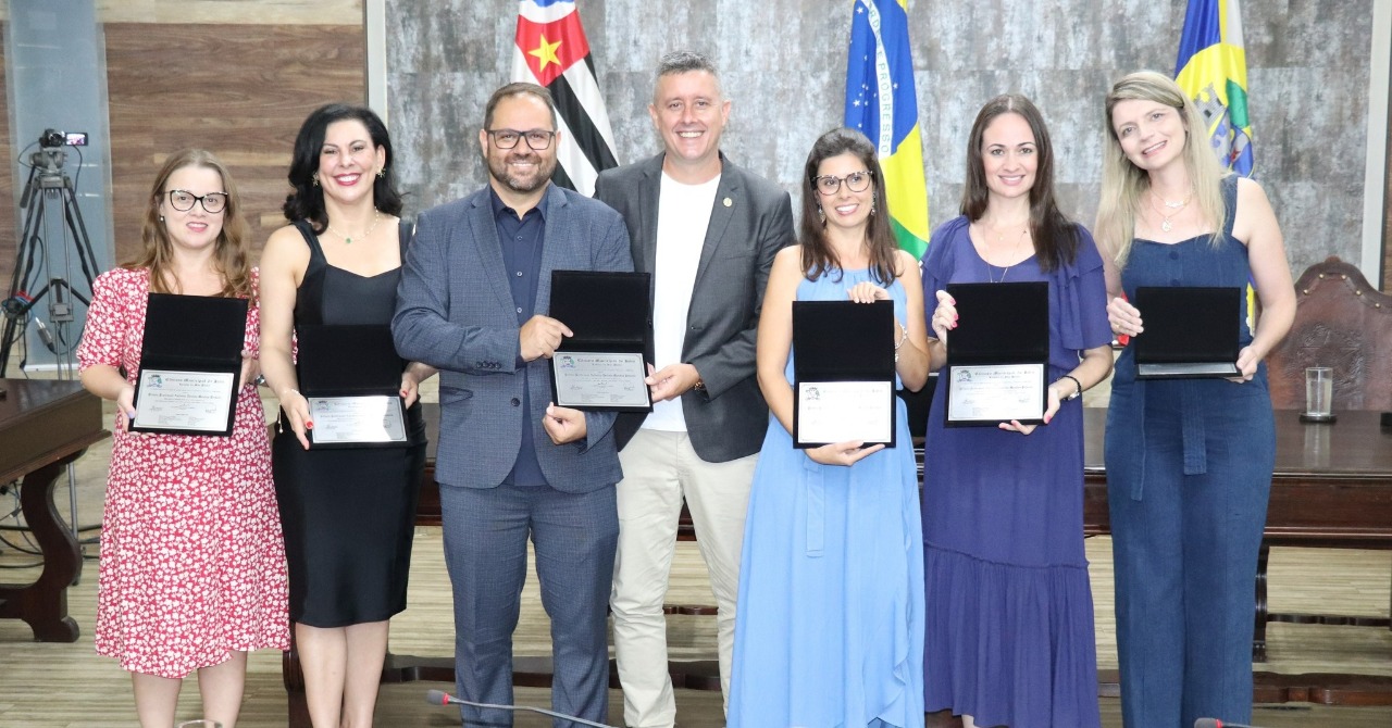 PROFESSORES RECEBEM PRÊMIO POR DESTAQUE EM SALA DE AULA