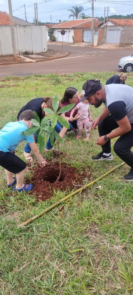 JARDIM ITATIAIA GANHA 50 MUDAS DE ÁRVORES