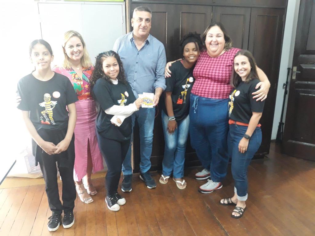 ADOLESCENTES DO CENTRO COLMEIA ENTREGAM MATERIAL DE PROJETO À PREFEITURA