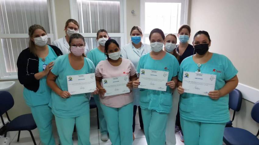 SAÚDE ENTREGA CERTIFICADO DE CAPACITAÇÃO PARA APLICAÇÃO DA VACINA BCG AS SERVIDORAS DA MATERNIDADE
