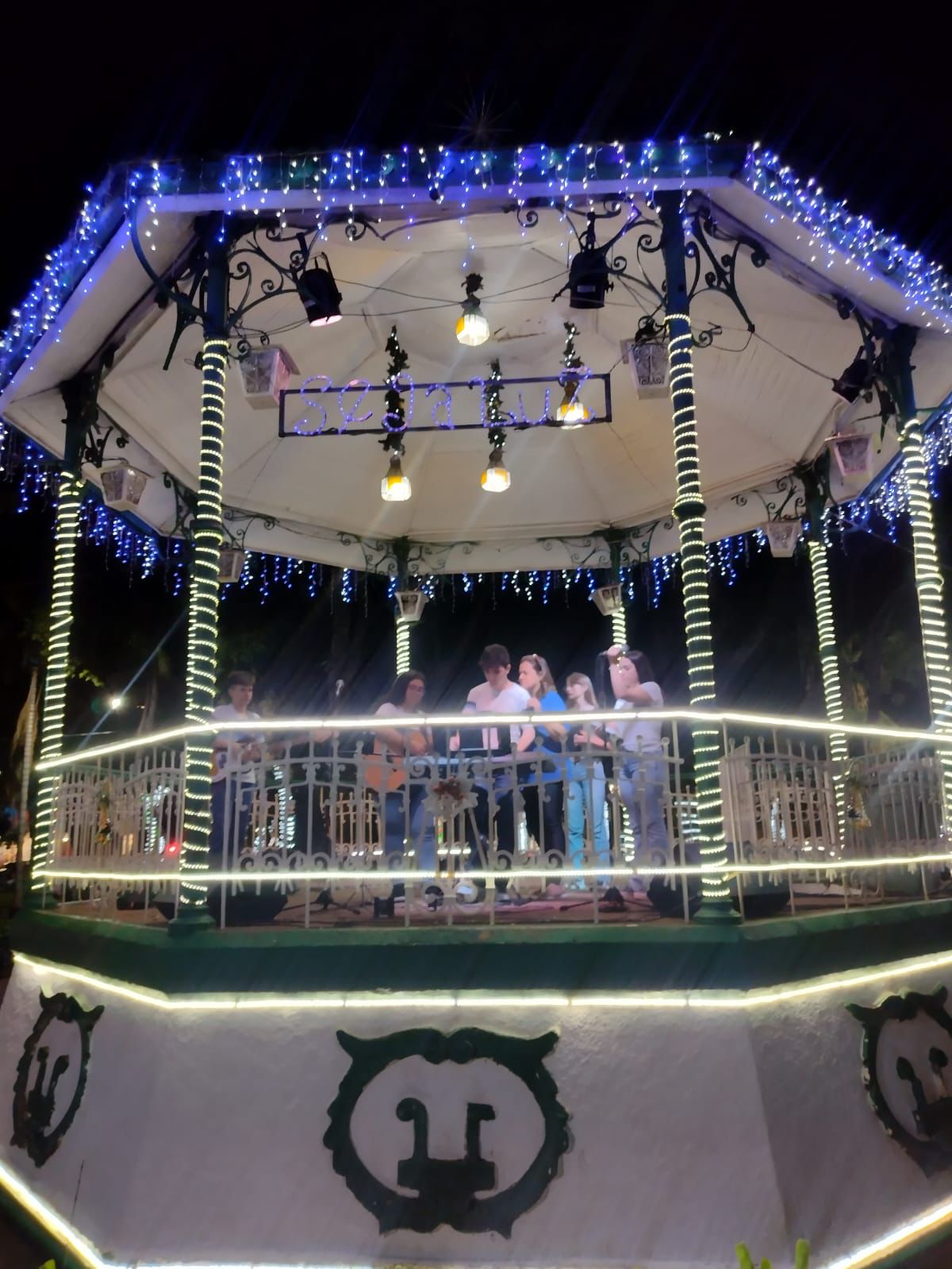 SEJA LUZ - FUNDASOM ENCANTA O JARDIM DE BAIXO