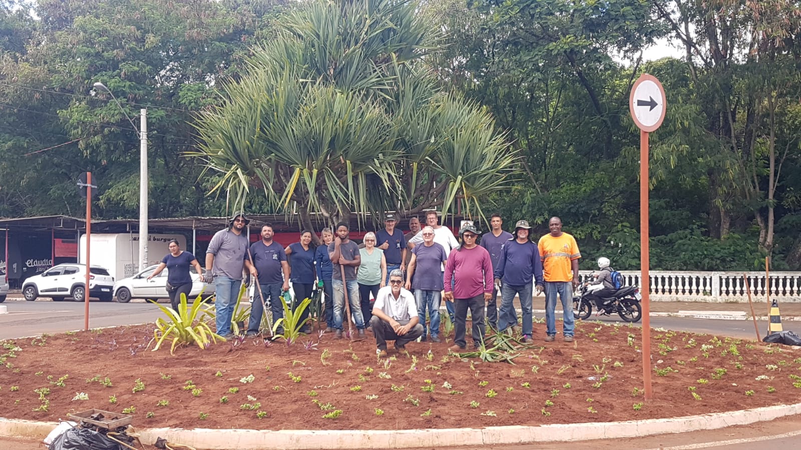 SERVIDORES DA SEMEIA REALIZAM PAISAGISMO EM ROTATÓRIA DA CIDADE