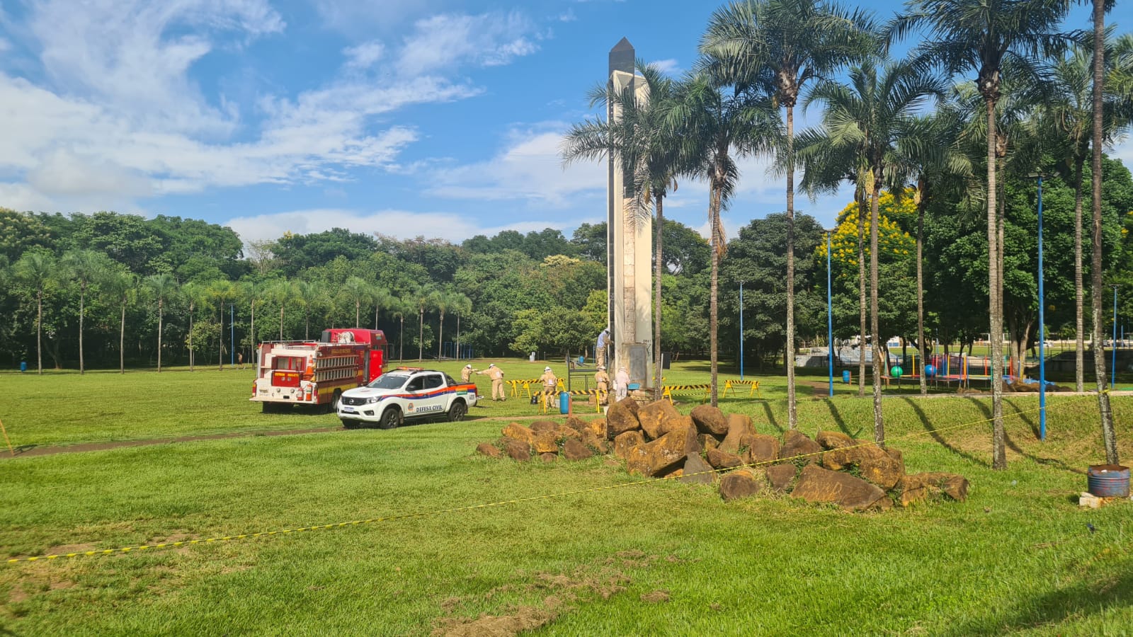 PREFEITURA REALIZA REMOÇÃO DE ENXAME DE ABELHAS NO PARQUE DO RIO JAÚ
