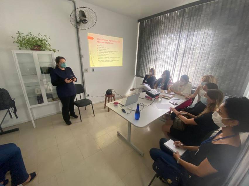 EQUIPE MULTIDISCIPLINAR PARTICIPA DE CAPACITAÇÃO
