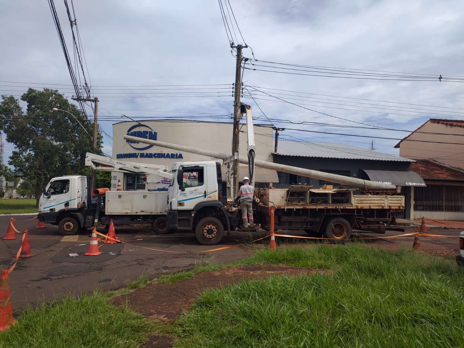 POSTE DE ILUMINAÇÃO DA RUA ALVARINO GOMES DE OLIVEIRA SILVA É SUBSTITUÍDO