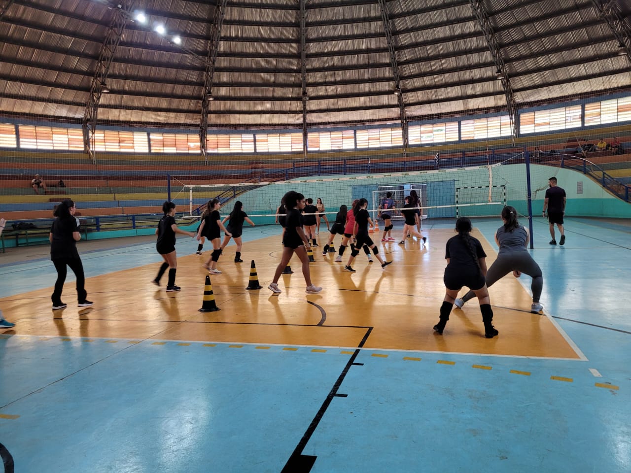 EQUIPE FEMININA DE VÔLEI INICIA TREINOS PARA A TEMPORADA 2023