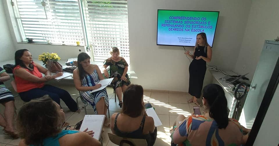 SECRETARIA OFERECE PALESTRA PARA PROFESSORES DE AEE