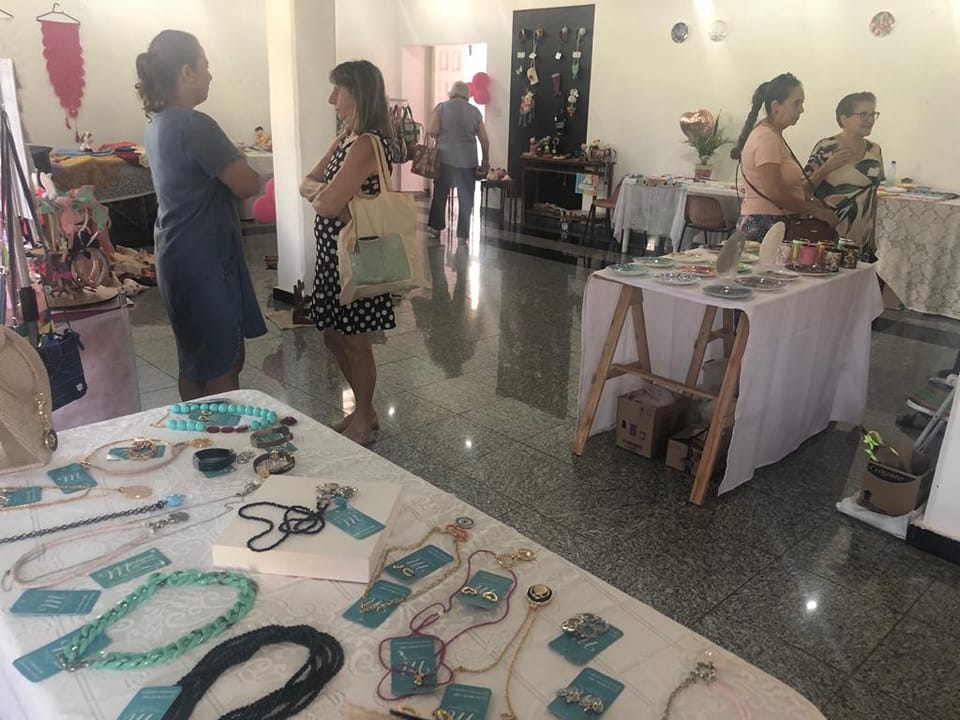 ALUNAS DA CASA DO ARTESÃO EXPÕEM PRODUTOS