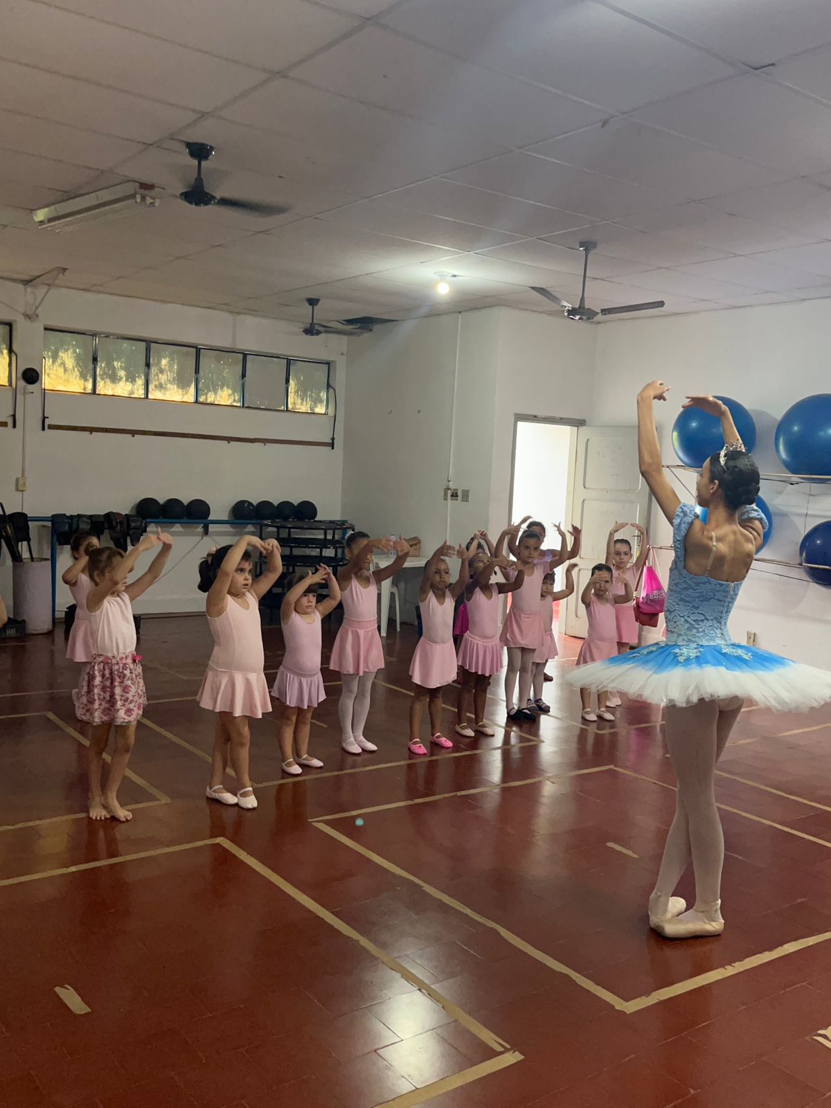VISITA ESPECIAL PARA ALUNAS DE BALÉ