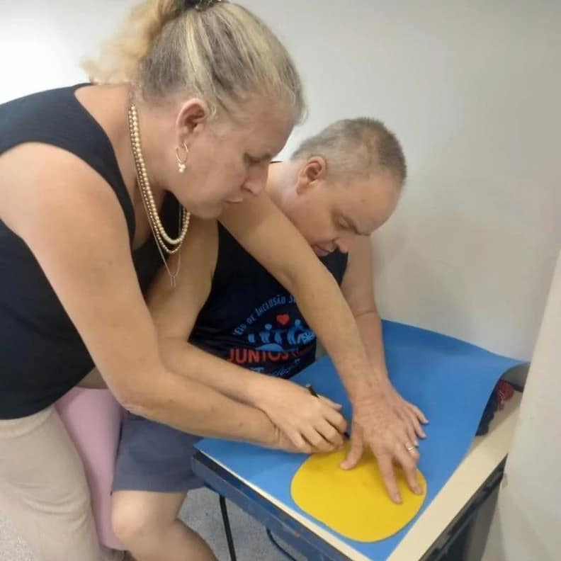 ALUNOS DO CISC DESENVOLVEM ATIVIDADE DE ARTESANATO