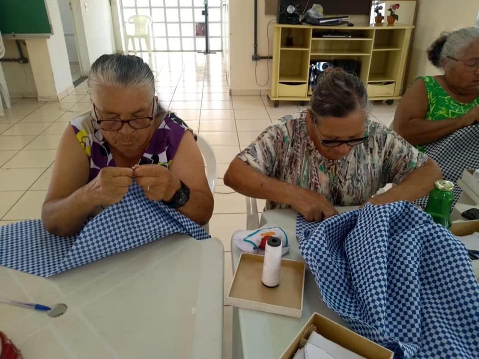 ASSISTIDOS PELO PROJETO VIDA LONGA PARTICIPAM DE AULA DE ARTESANATO