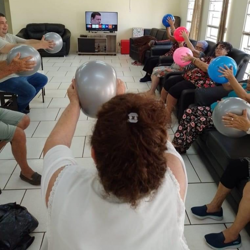 IDOSOS PARTICIPAM DE ATIVIDADES FISOTERAPÊUTICAS