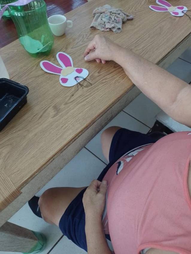 ARTESANATO E FISIOTERAPIA NO CENTRO DIA DO IDOSO