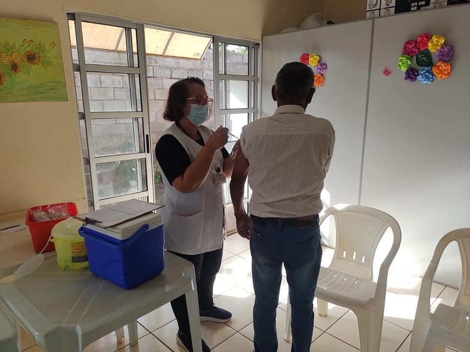 IDOSOS RECEBEM QUINTA DOSE DE VACINA CONTRA COVID