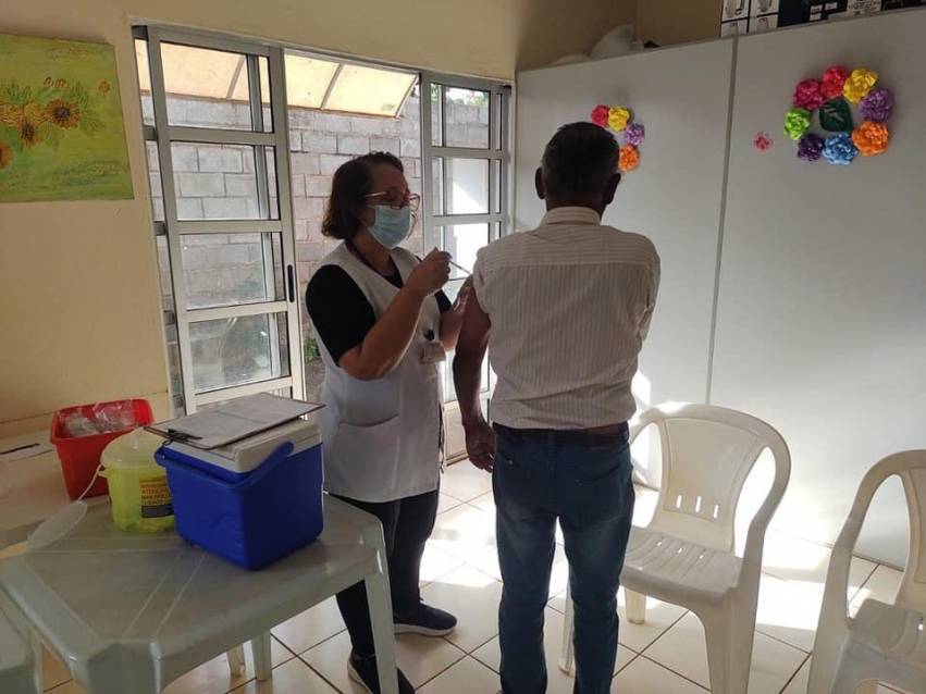 IDOSOS RECEBEM QUINTA DOSE DE VACINA CONTRA COVID