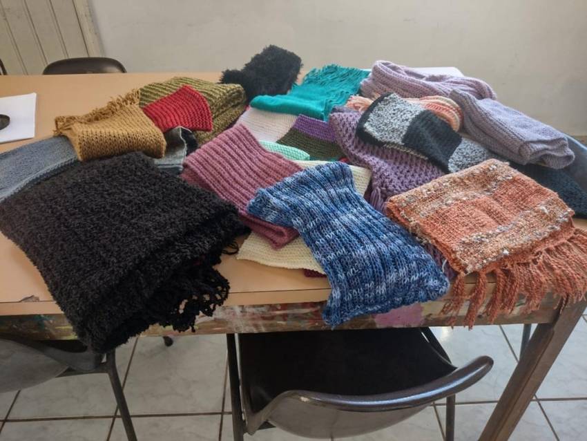 ALUNAS DA CASA DO ARTESÃO PRODUZEM CACHECOL PARA IDOSOS