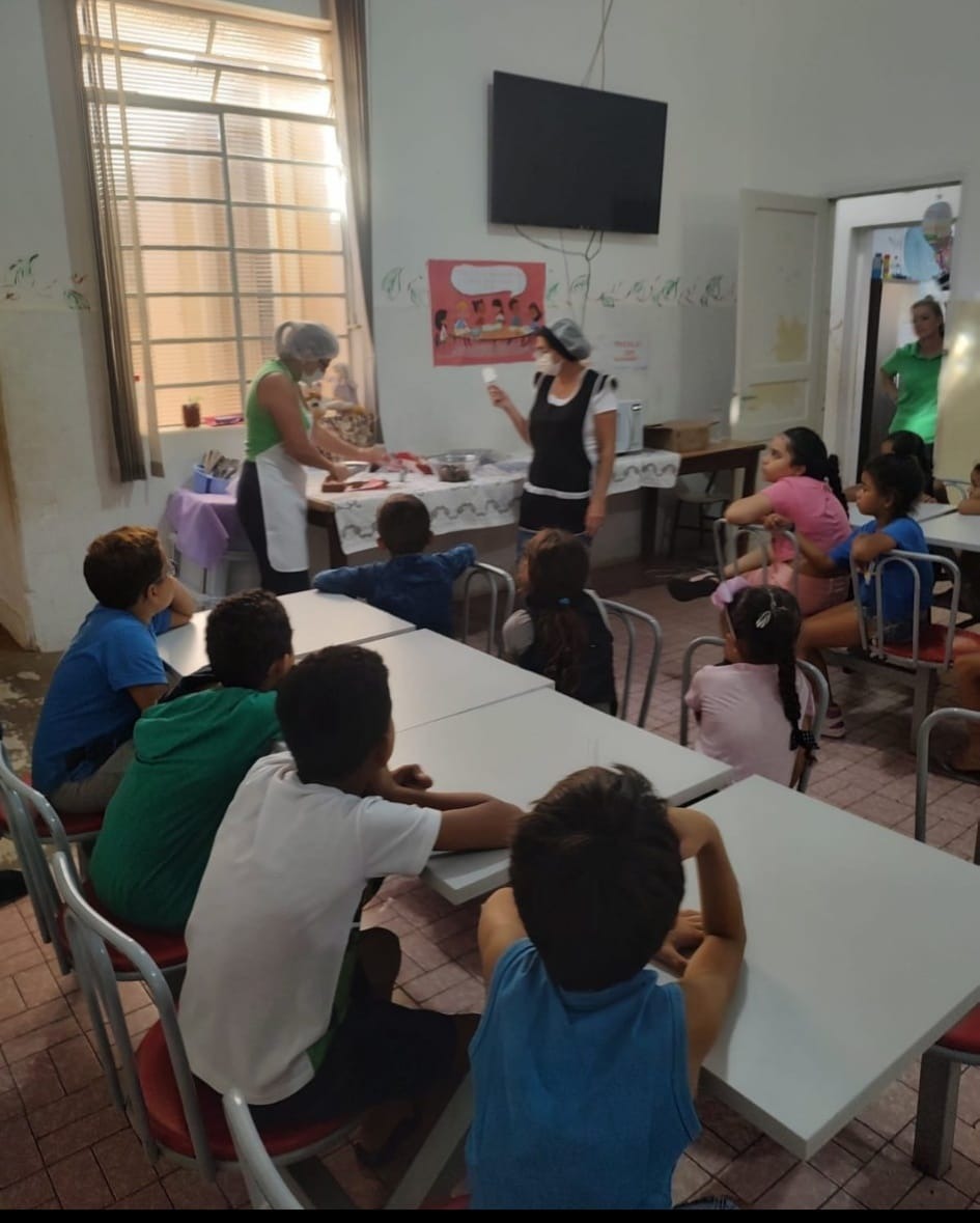 CRIANÇAS PARTICIPAM DE OFICINA DE CHOCOLATES