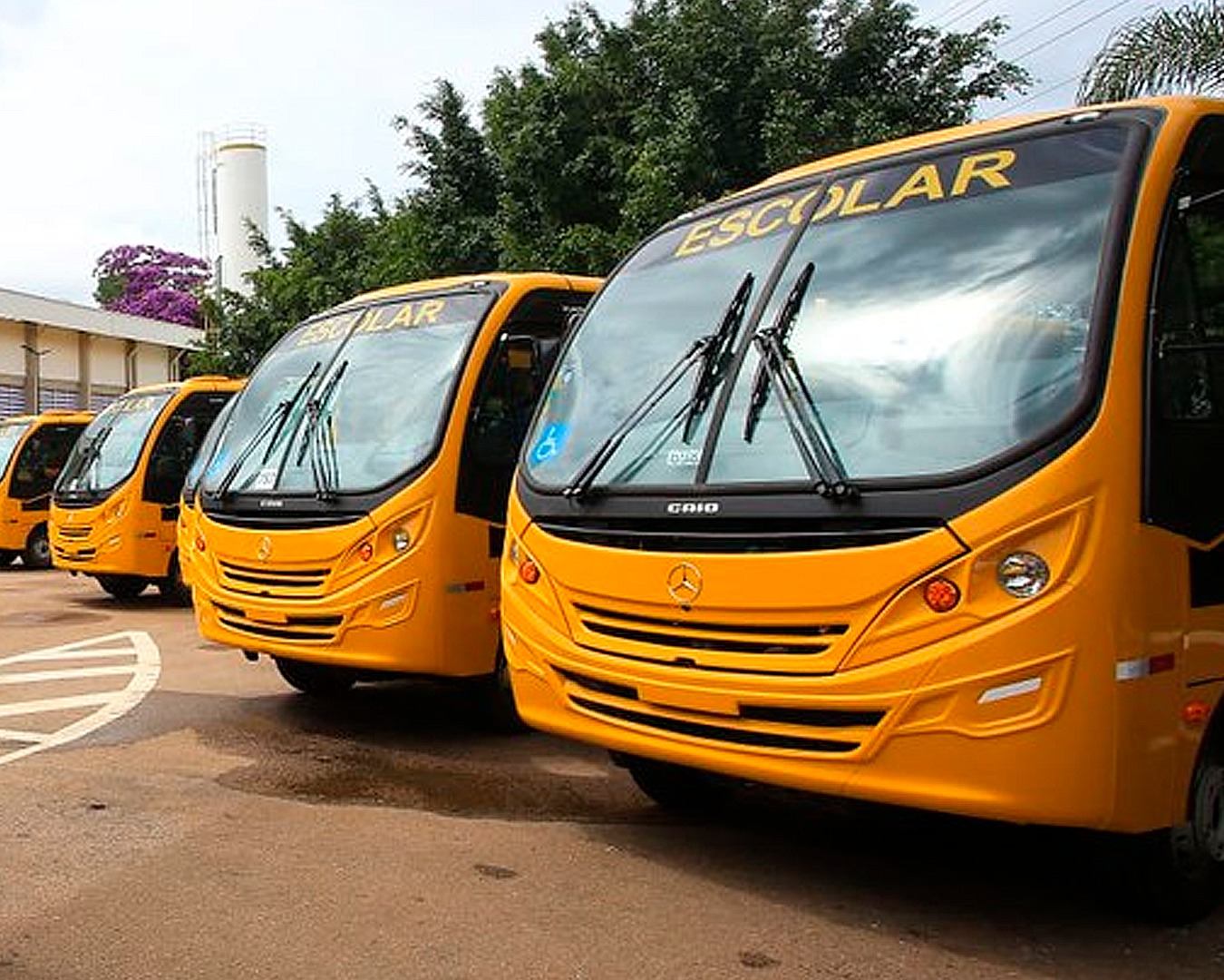 PREFEITURA RECEBE NOVO ÔNIBUS ESCOLAR